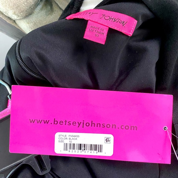 NWT Betsey Johnson Women’s Stretch Crepe Dress with Lace Sleeves - Picture 9 of 9